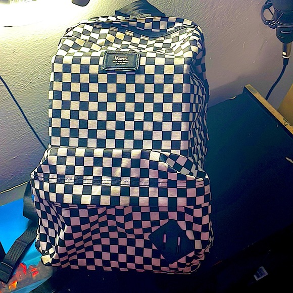 Im selling a vans backpack that is still in great condition - Picture 1 of 2